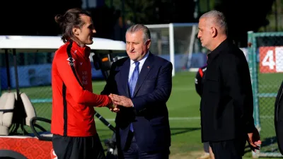 Bakan Bak A Milli Takımı Ziyaretinde Futbol Ülkesini Temsil Ediyor
